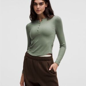 5-27  NWT Size 8 Lululemon Hold Tight Long-Sleeve Shirt WILO